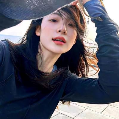 落在她身边