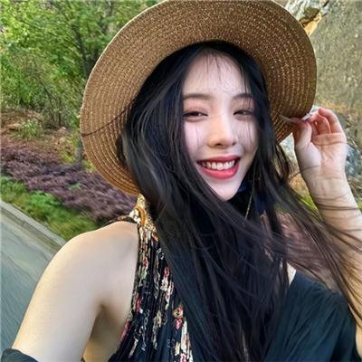 与一位女士合影